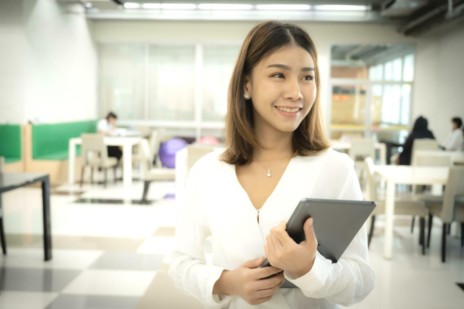 Teilnehmer während eines interaktiven Online-Seminars zu Finanzthemen