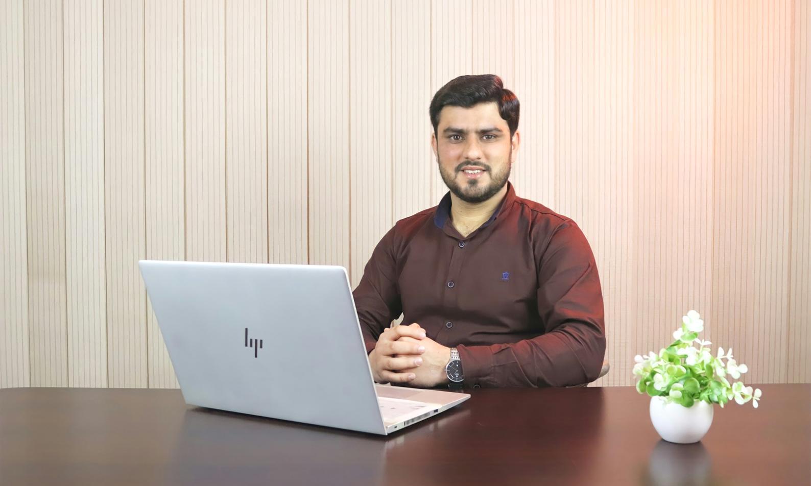 Person arbeitet konzentriert an Finanzunterlagen